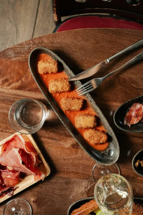 Croquettes, jambon et verres de vin