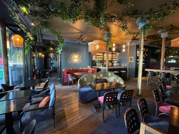 La salle principale, cosy, avec plantes et éclairage tamisé