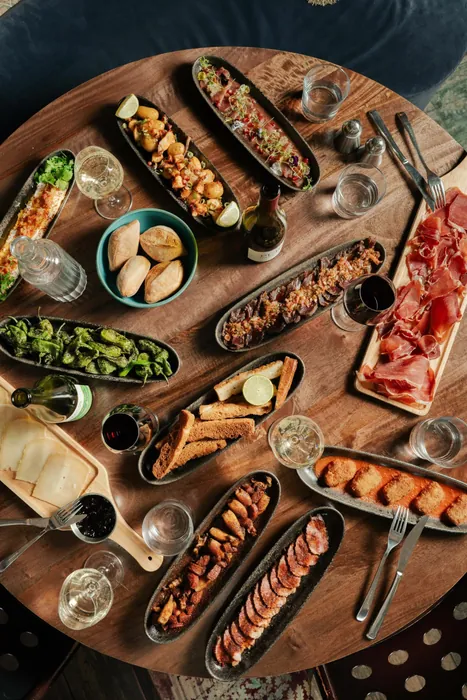Table ronde garnie de plats à partager, vue du dessus